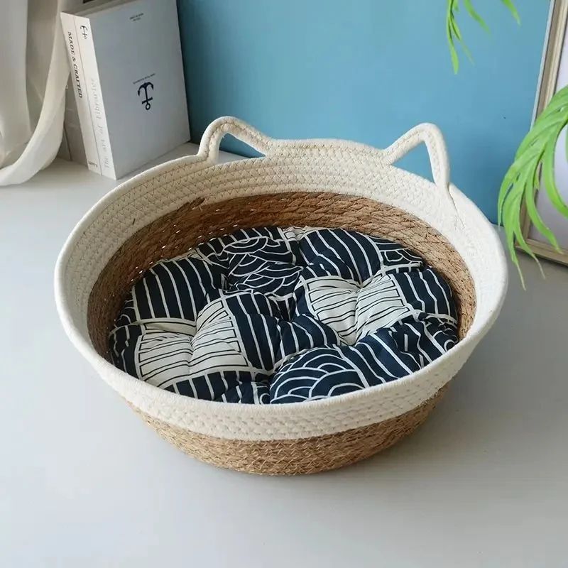 Panier chaton rond en rotin tissé avec coussin bleu à motifs blancs et rebord à oreilles de chat