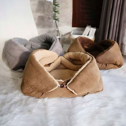 Cocon pour chat pliable présenté en beige, marron et gris.