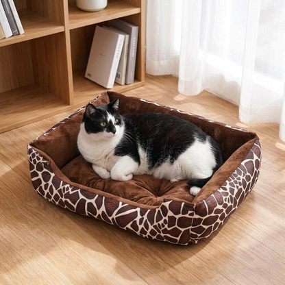 Panier grand chat à motif girafe marron de 66 × 48 cm avec un chat noir et blanc, vu en plongée