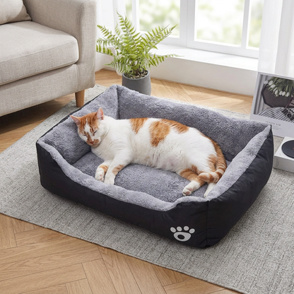 Panier pour grand chat noir et gris de 76 × 56 cm avec un chat roux et blanc allongé au repos
