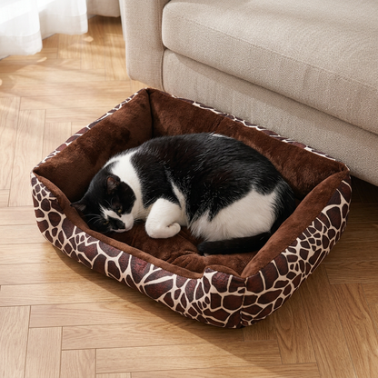 Panier grand chat à motif girafe marron de 58 × 42 cm avec un chat noir et blanc couché en boule