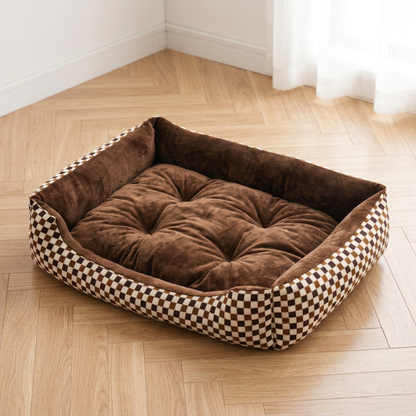 Grand panier chat à damier marron et écru avec intérieur marron capitonné, vu de trois quarts sur un parquet clair