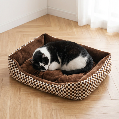 Grand panier chat à damier marron et écru de 58 × 42 cm avec un chat noir et blanc couché en boule