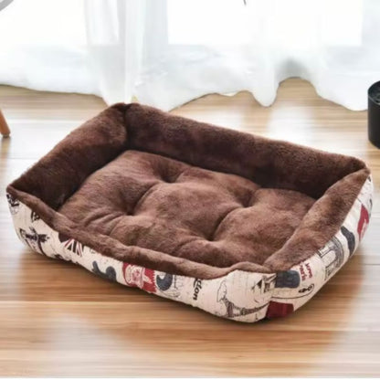 Panier a chat marron rectangulaire, seul, avec fond rembourré et rebords moelleux près d’une fenêtre