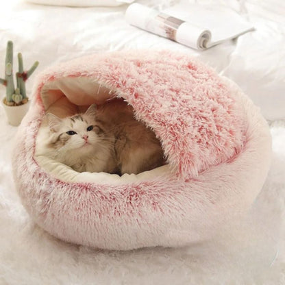 Panier chat cocon rose avec un chat installé dedans
