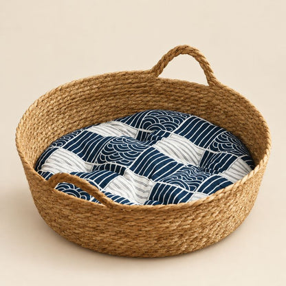 Panier chat rotin rond à deux poignées avec coussin bleu et blanc à motifs