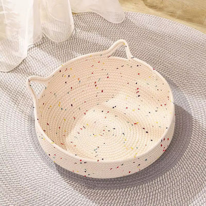 Panier chat rotin sans coussin, avec tressage clair à touches colorées et deux poignées 