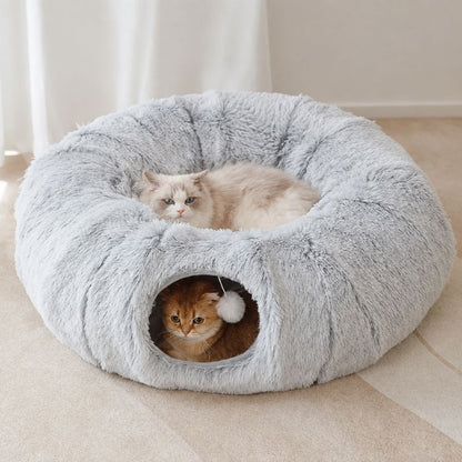 Panier chat tunnel gris avec un chat dessus et un autre dans l’entrée.