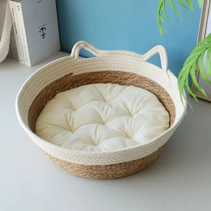 Panier chaton rond en rotin tissé avec coussin blanc capitonné et rebord à oreilles de chat