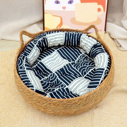 Panier chatons rond en osier avec coussin bleu à motifs blancs et oreilles tressées