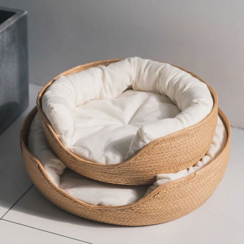 Panier en osier pour chat avec coussin blanc, présenté en deux tailles empilées.