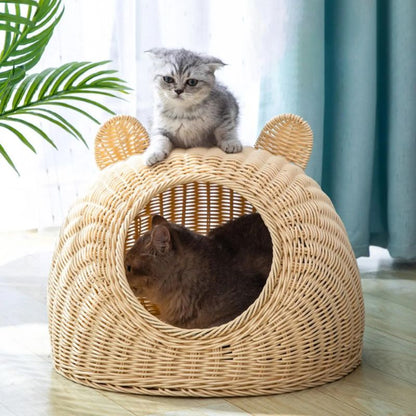 Panier en rotin pour chat avec un chat à l’intérieur et un chaton gris assis entre les oreilles tressées 
