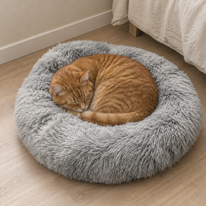 Panier pour chat moelleux gris avec un chat roux endormi.