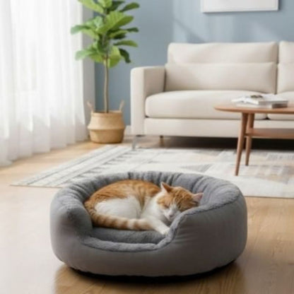 Panier original chat gris avec un chat roux et blanc endormi.