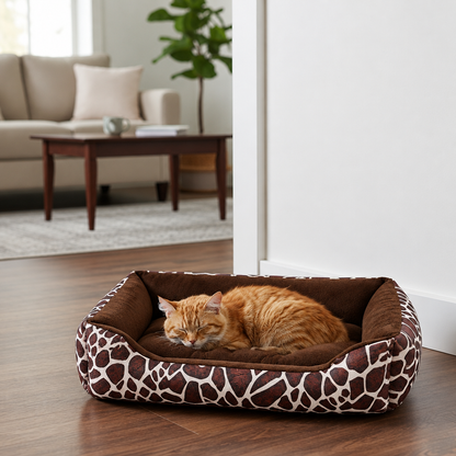 Panier original pour chat au motif girafe avec un chat roux endormi