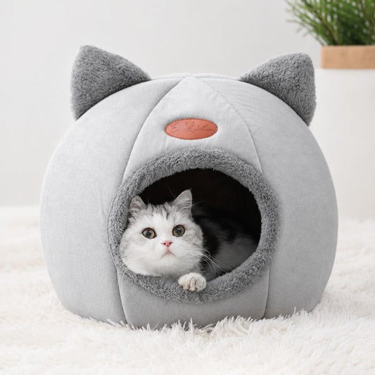 Panier pour chat grotte gris avec un chat regardant l’objectif.