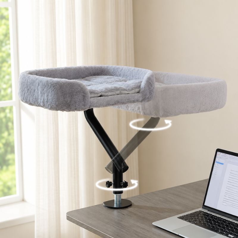 Panier suspendu pour chat gris avec support rotatif.