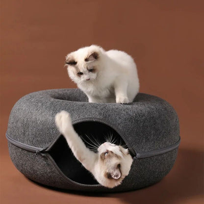Panier chat donut gris foncé avec deux chats qui jouent ensemble.