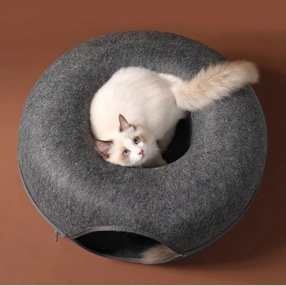 Panier chat donut gris foncé vu du dessus avec un chat dans le creux.